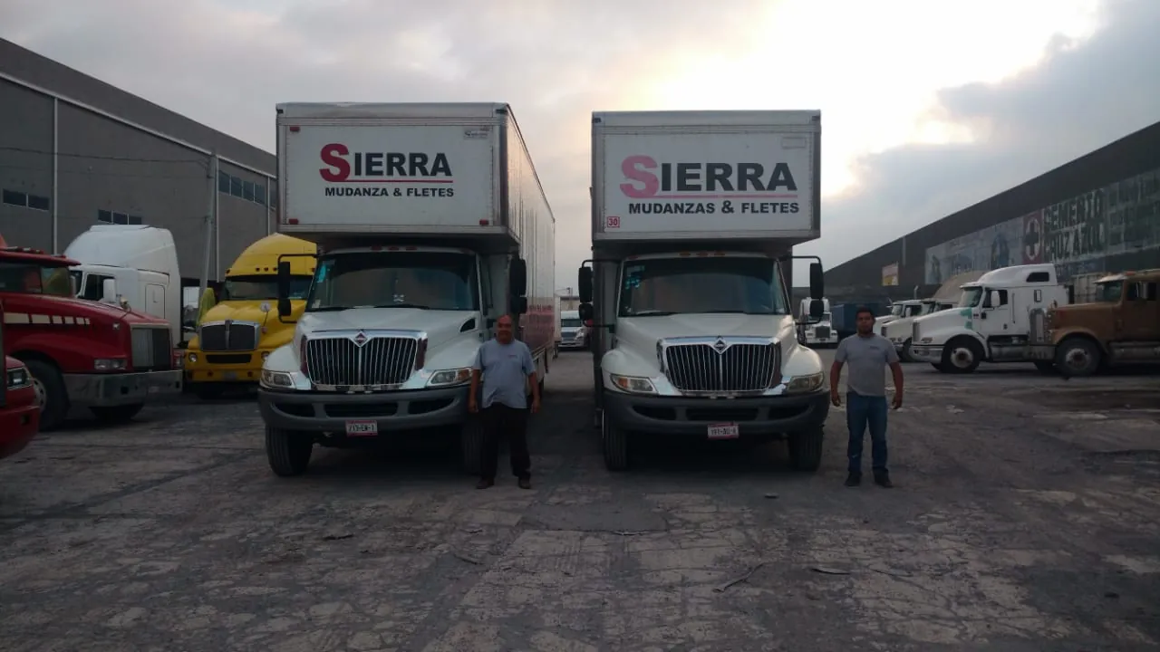 Camiones de Sierra Mudanzas estacionados